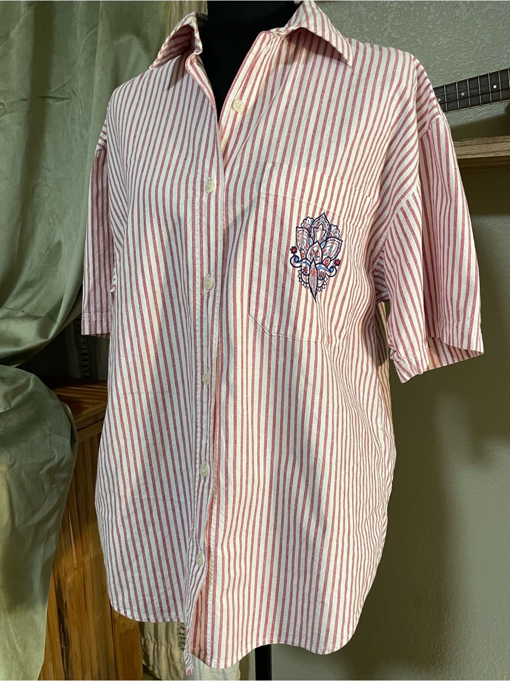 Ilio 80s Striped Button-Up Shirt - Soft Red and White with Embroidered Pocket.